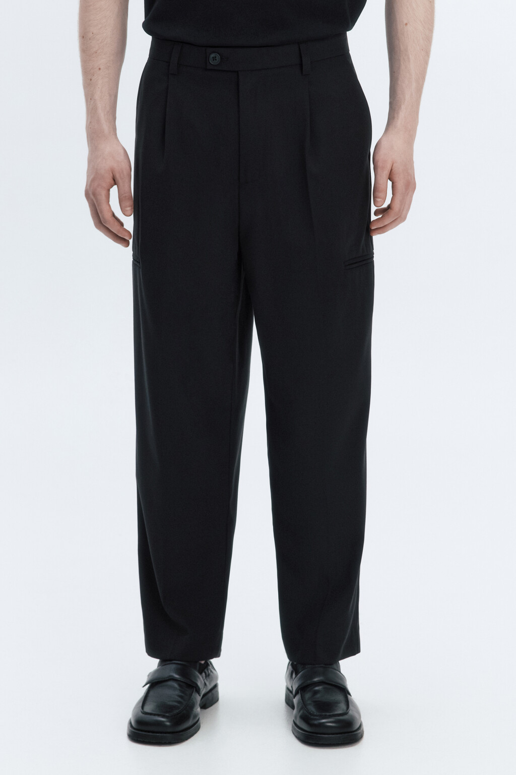 Брюки широкие костюмные со складками на поясе - цвет черный - 2