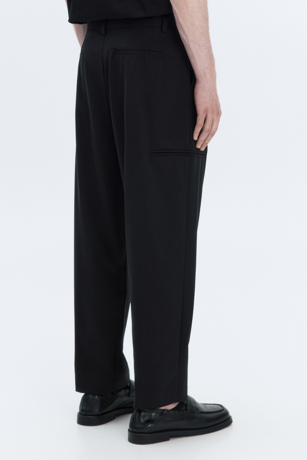 Брюки широкие костюмные со складками на поясе - цвет черный - 4
