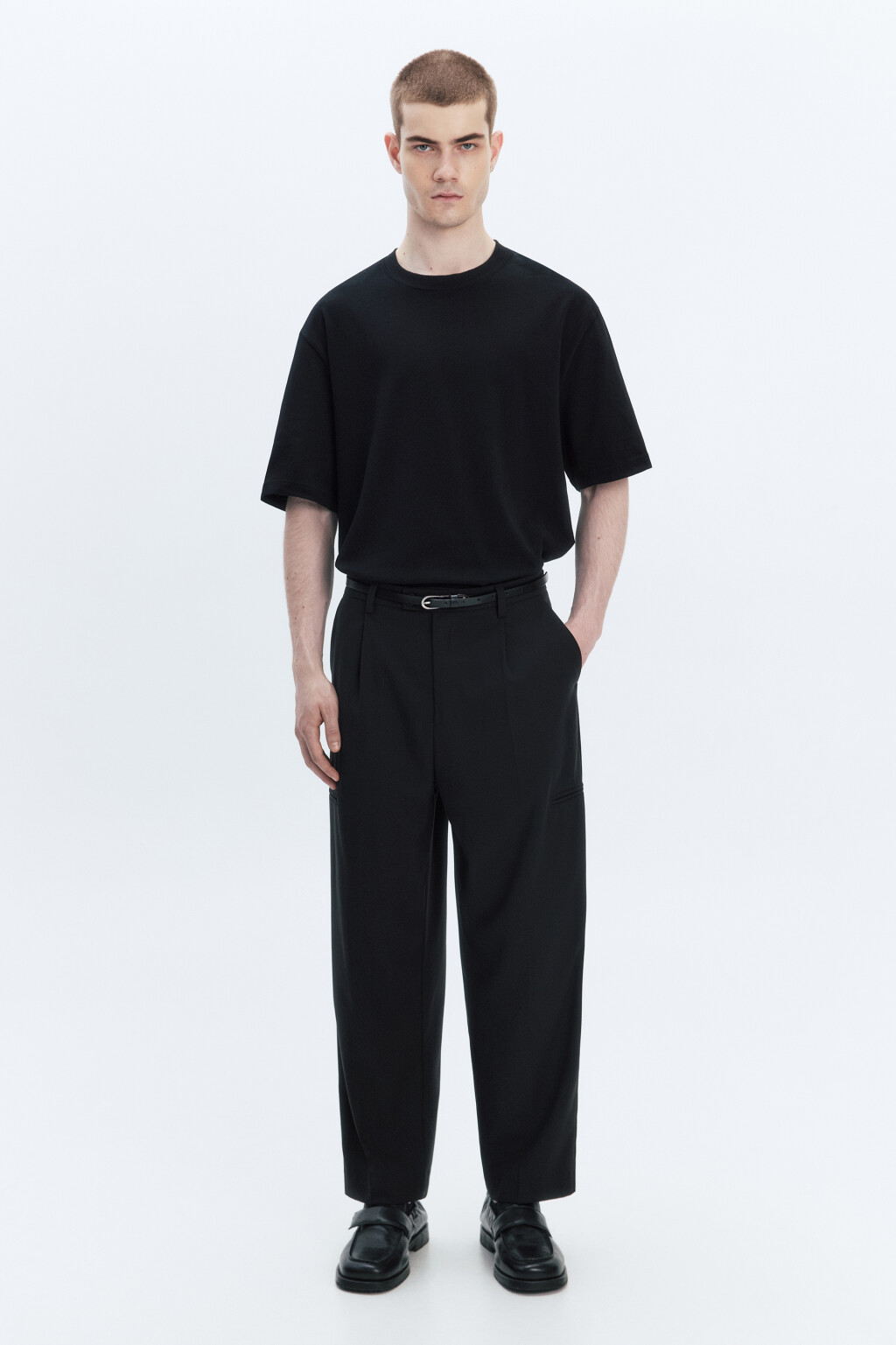 Брюки широкие костюмные со складками на поясе - цвет черный - 5