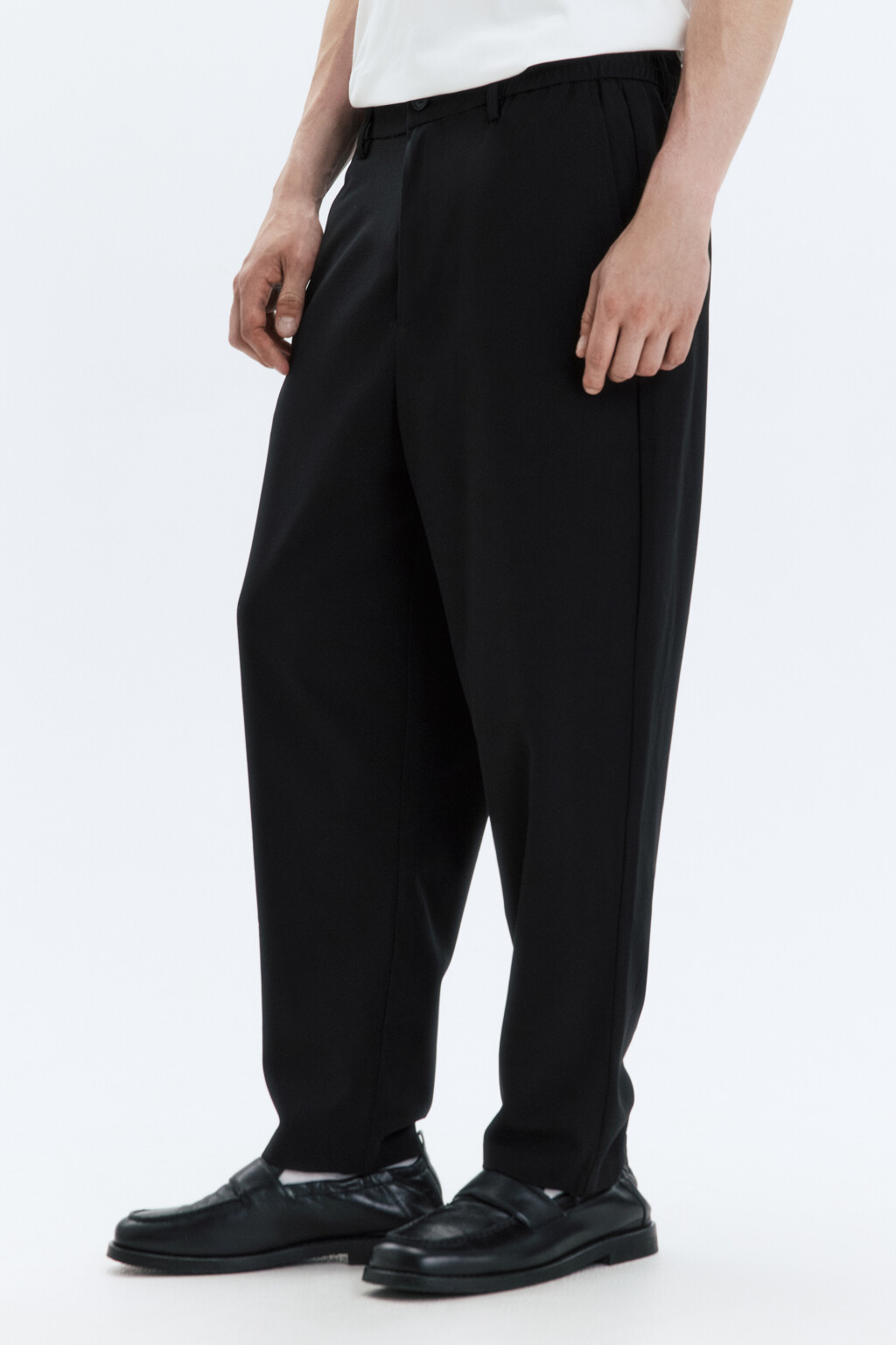 Брюки прямые костюмные с резинкой на поясе - цвет черный - 4