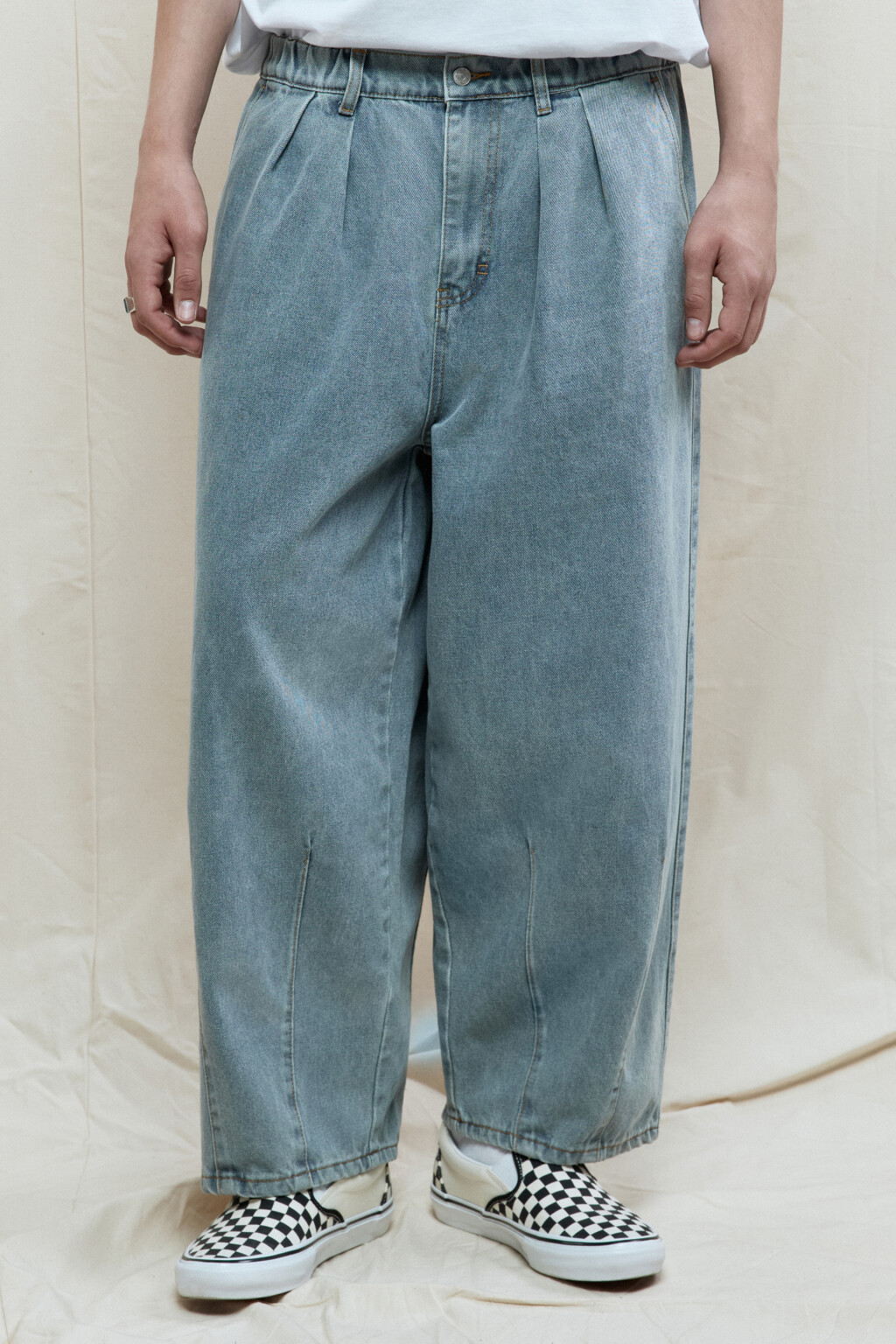 Джинсы balloon fit широкие со складками на поясе - цвет голубой - 2