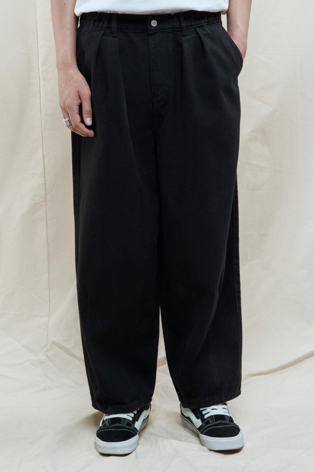 Джинсы balloon fit широкие со складками на поясе - цвет черный - 2