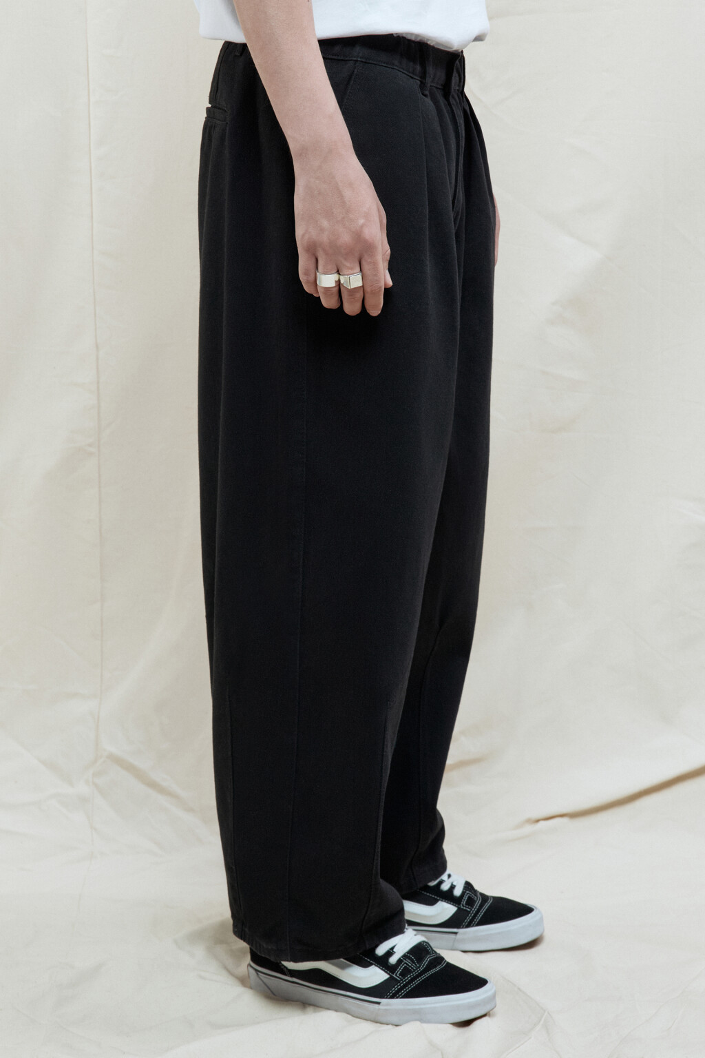 Джинсы balloon fit широкие со складками на поясе - цвет черный - 3