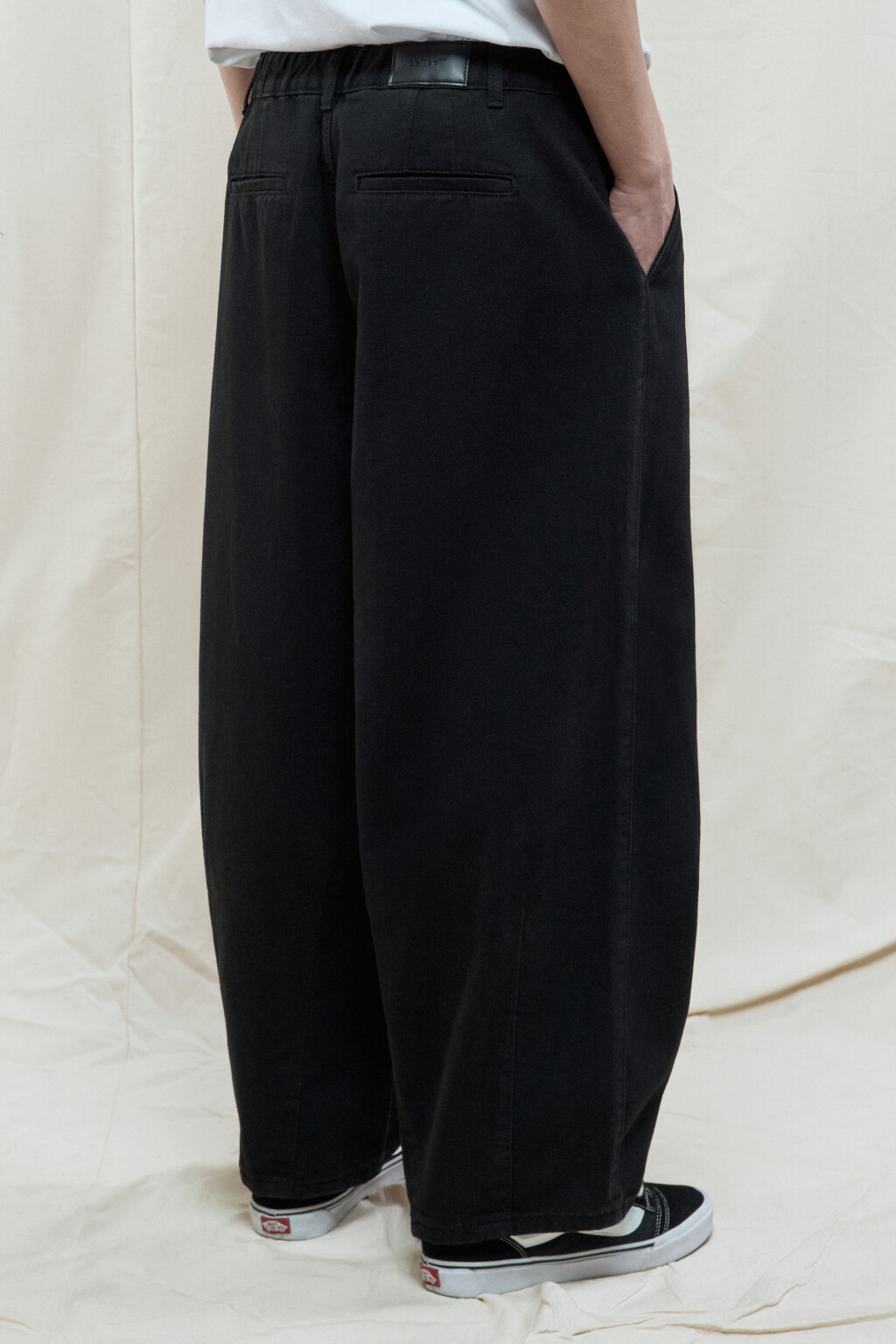 Джинсы balloon fit широкие со складками на поясе - цвет черный - 4