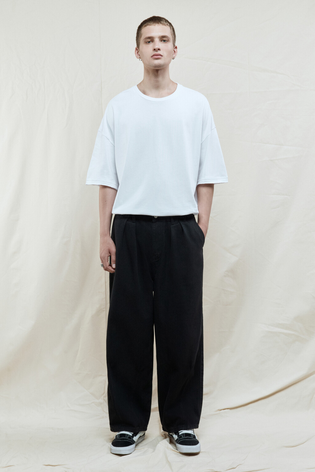 Джинсы balloon fit широкие со складками на поясе - цвет черный - 5