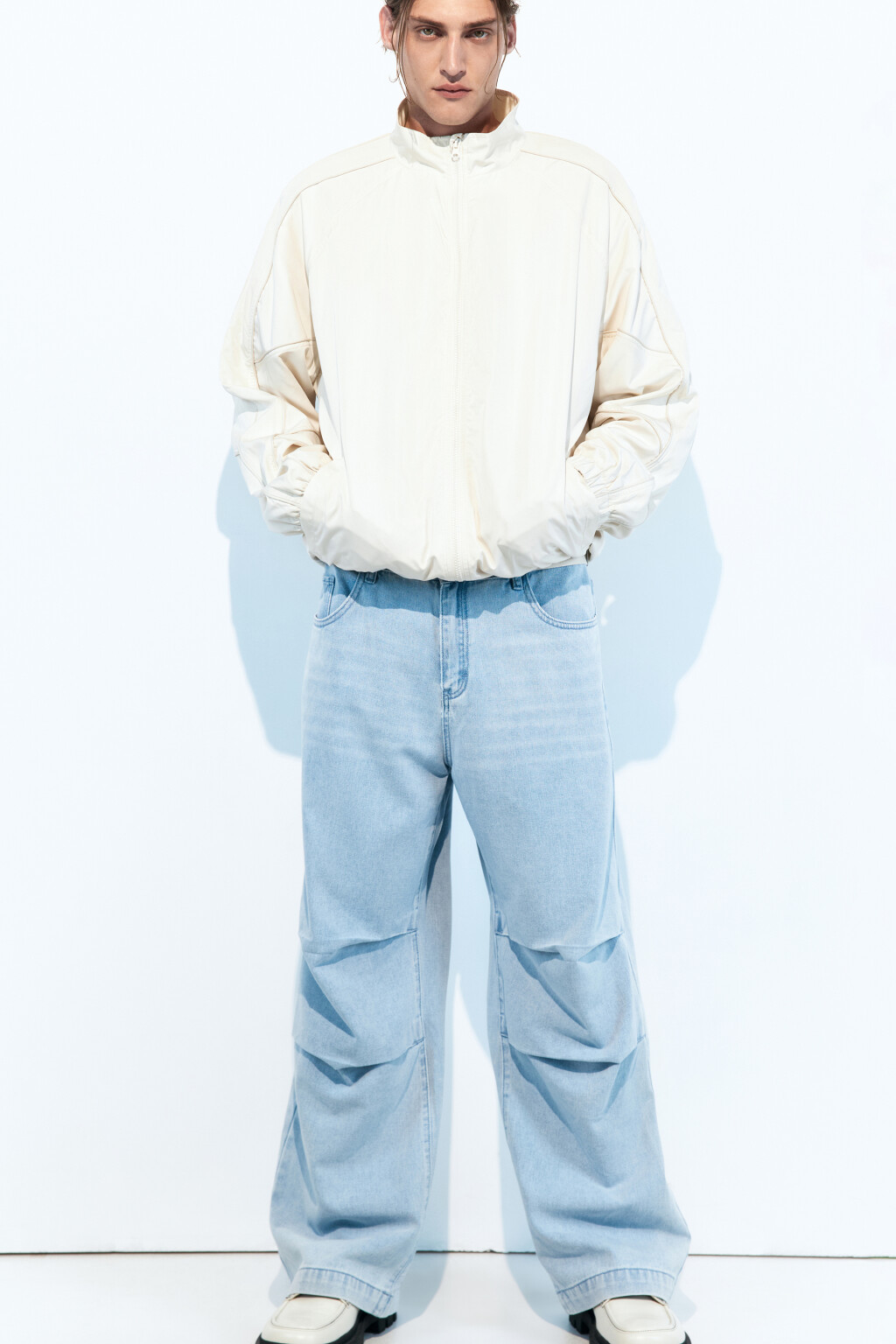 Джинсы широкие с драпировками на коленях - цвет голубой - 5