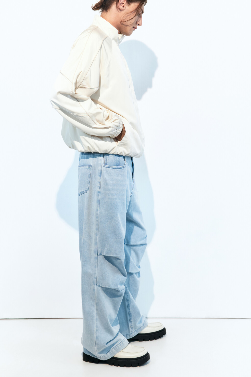 Джинсы широкие с драпировками на коленях - цвет голубой - 6