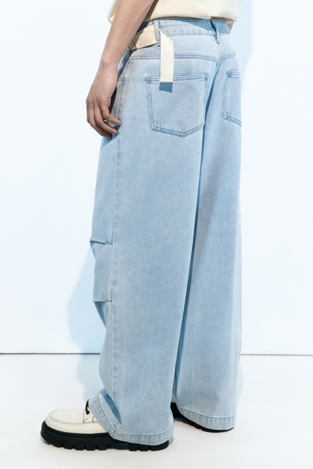 Джинсы широкие с драпировками на коленях - цвет голубой - 3