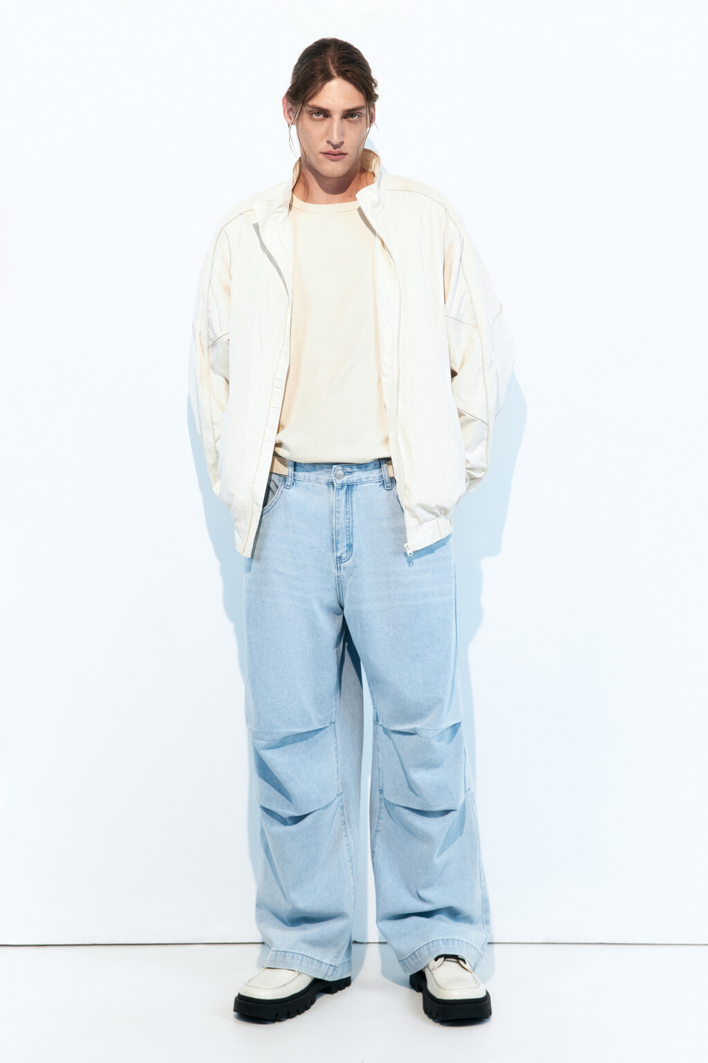 Джинсы широкие с драпировками на коленях - цвет голубой - 4