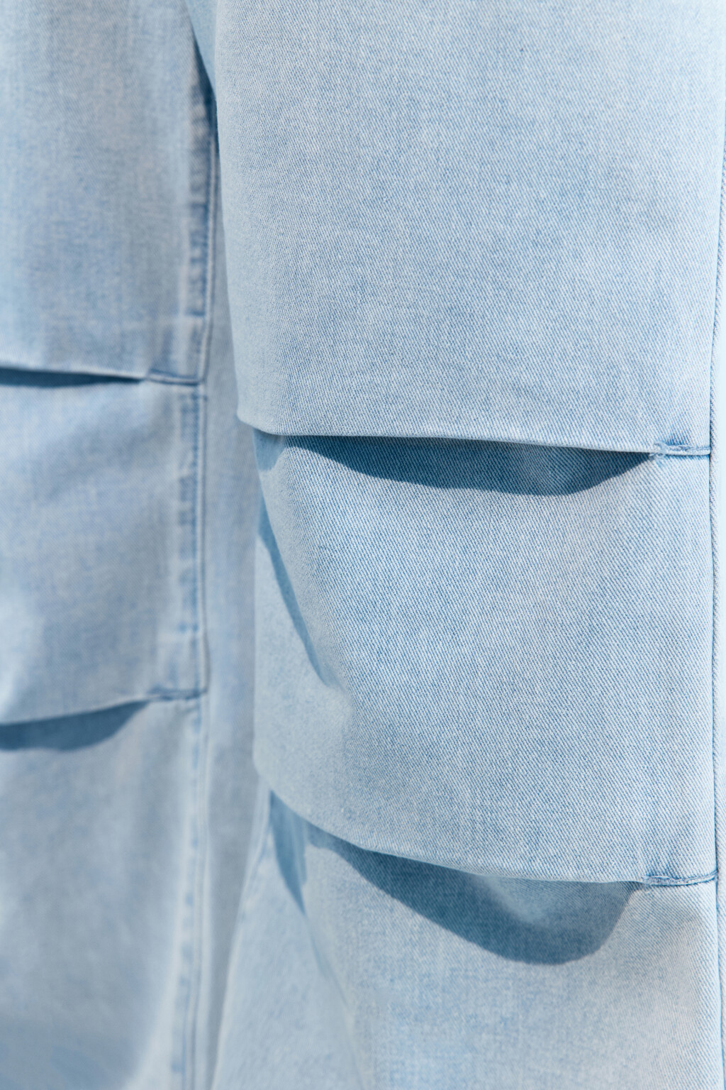 Джинсы широкие с драпировками на коленях - цвет голубой - 8