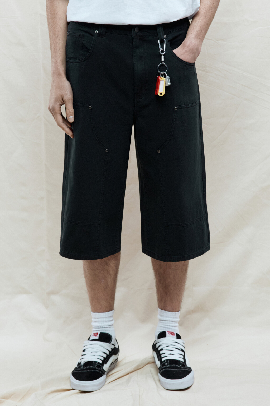 Шорты-бермуды хлопковые с накладными карманами - цвет черный - 2