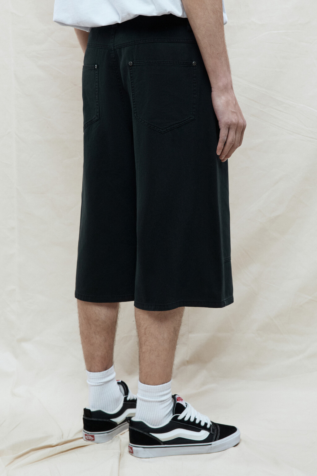 Шорты-бермуды хлопковые с накладными карманами - цвет черный - 4