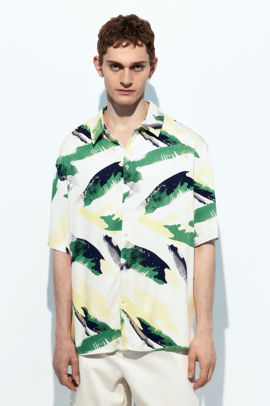 Рубашка вискозная с принтом-абстракцией - цвет белый - 2