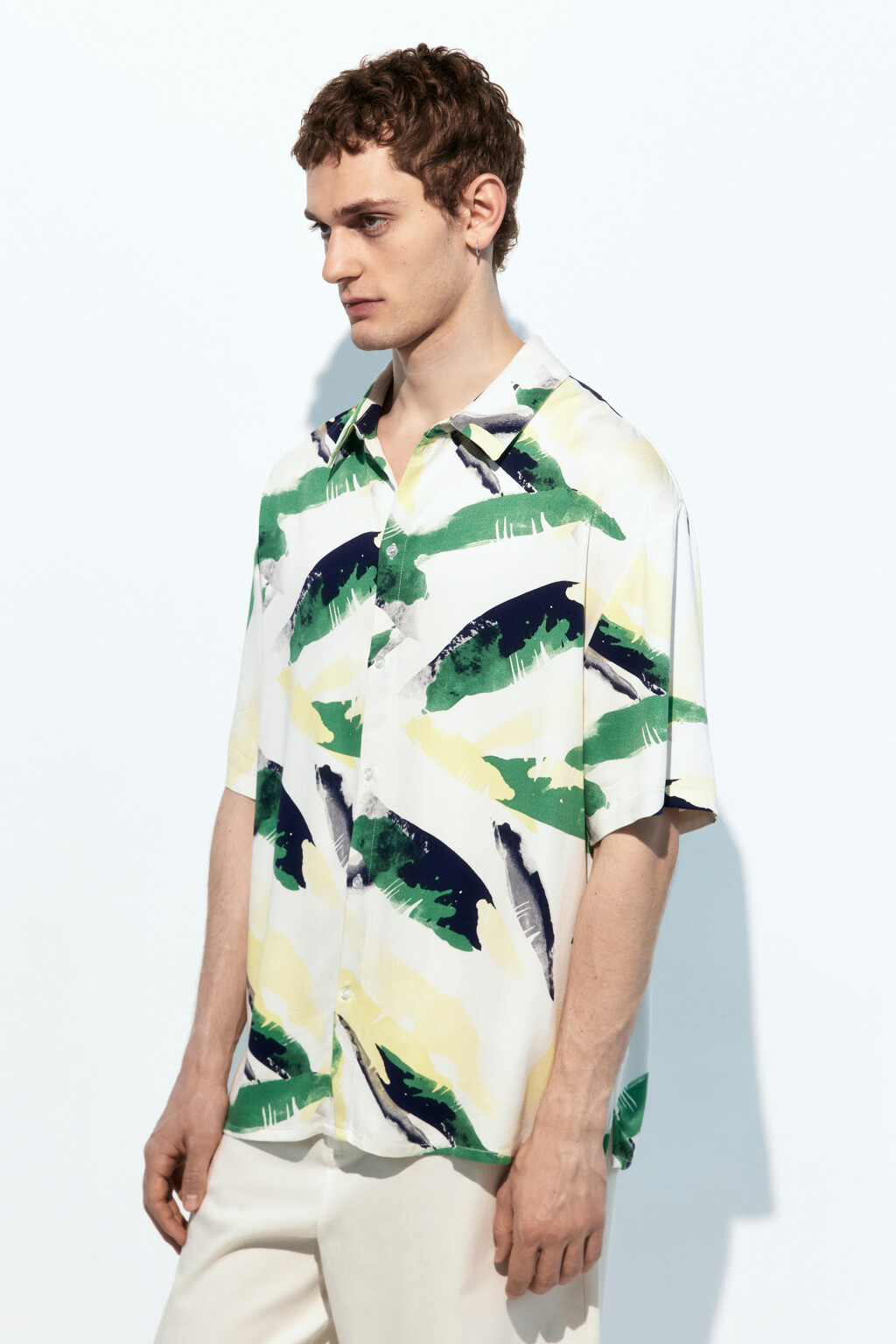 Рубашка вискозная с принтом-абстракцией - цвет белый - 3