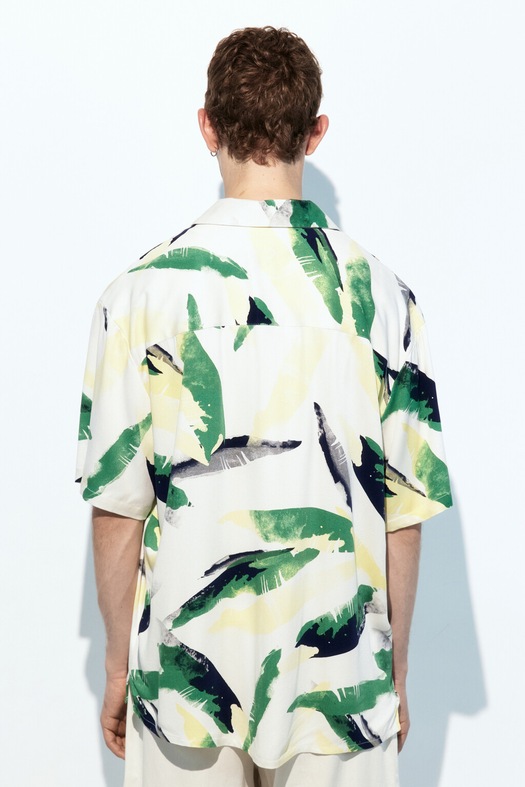 Рубашка вискозная с принтом-абстракцией - цвет белый - 4