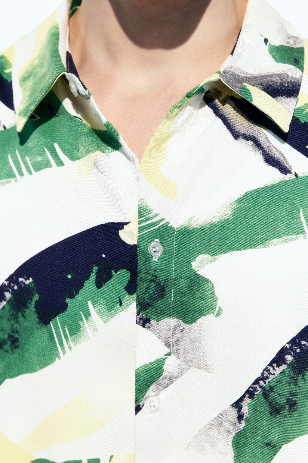 Рубашка вискозная с принтом-абстракцией - цвет белый - 6