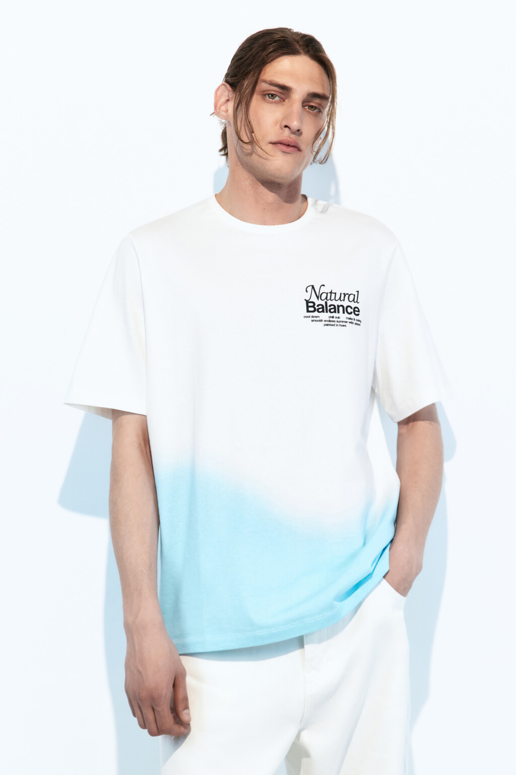 Футболка прямая с градиентом и принтом - цвет голубой - 2
