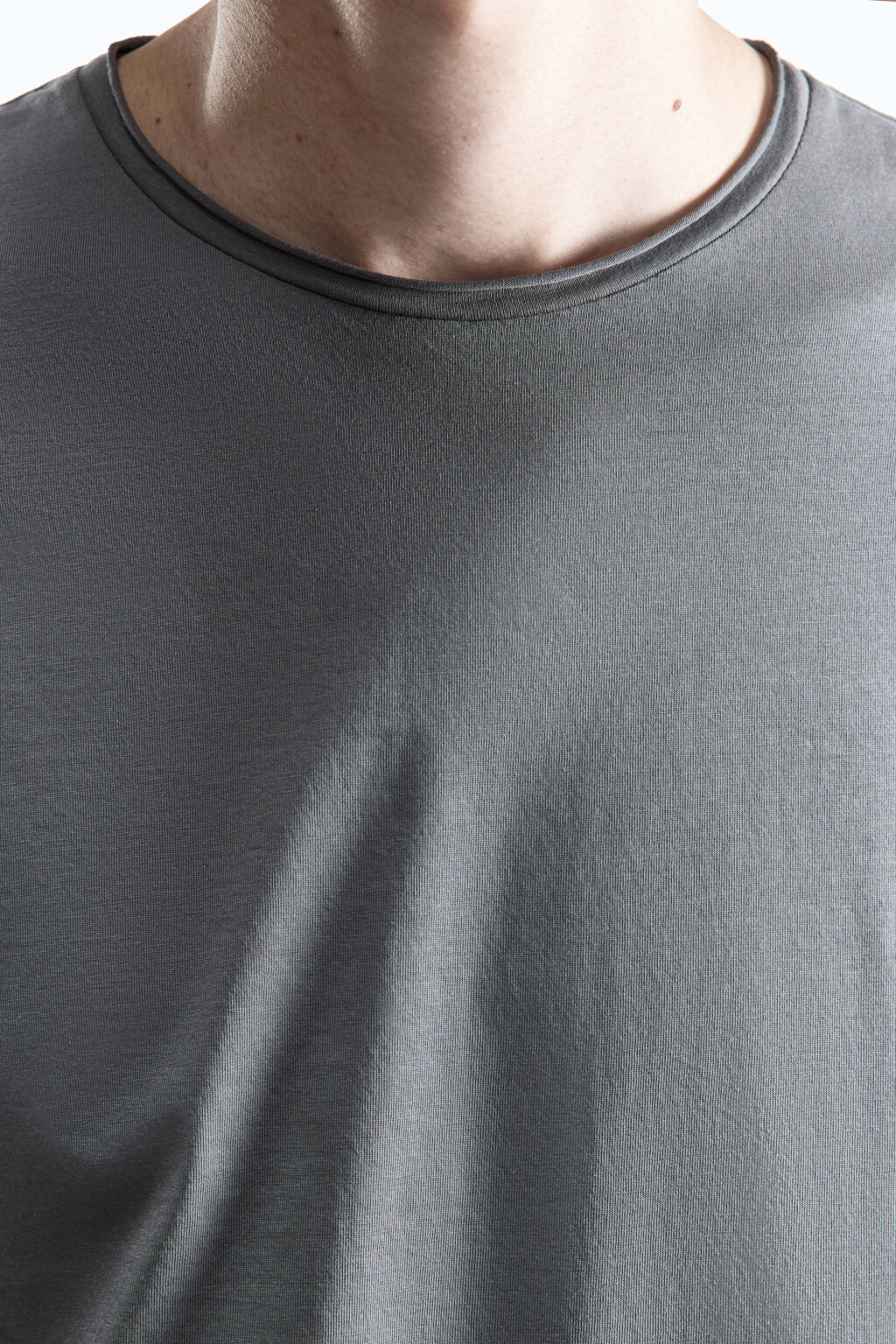 Футболка хлопковая с открытыми срезами - цвет серый - 5