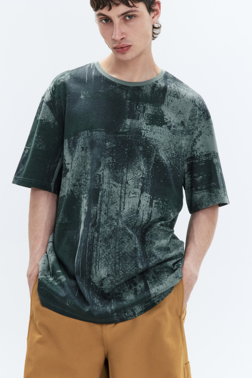 Футболка хлопковая с принтом-абстракцией - цвет зеленый - 1