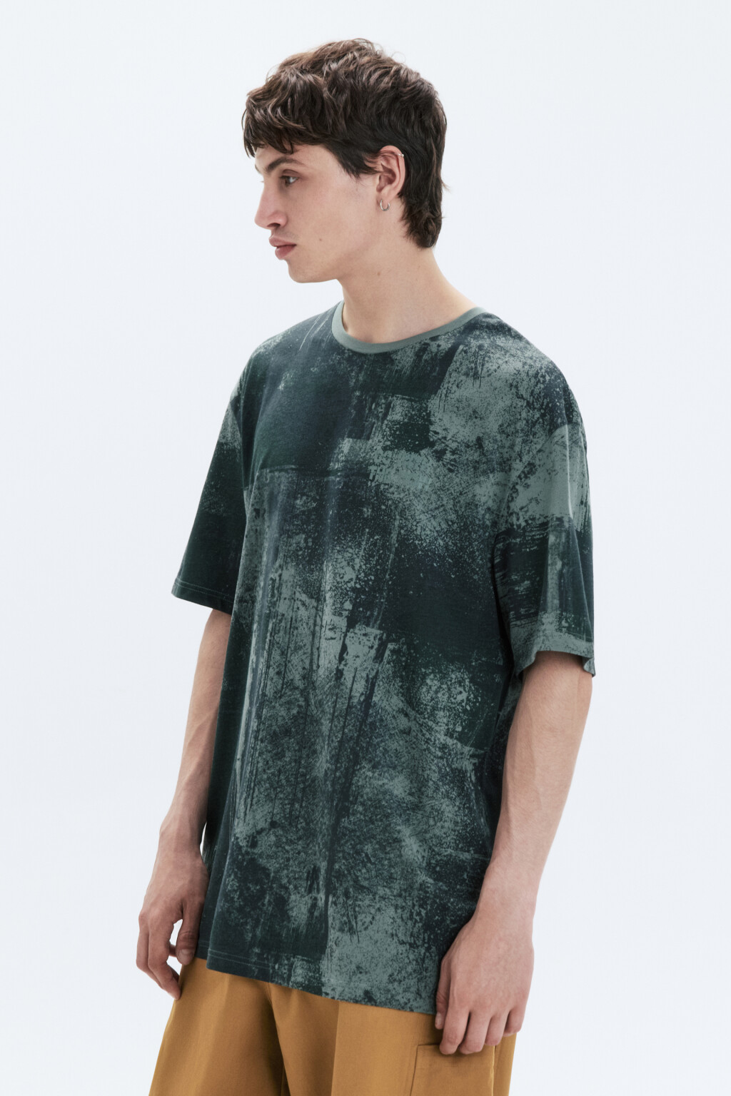 Футболка хлопковая с принтом-абстракцией - цвет зеленый - 3