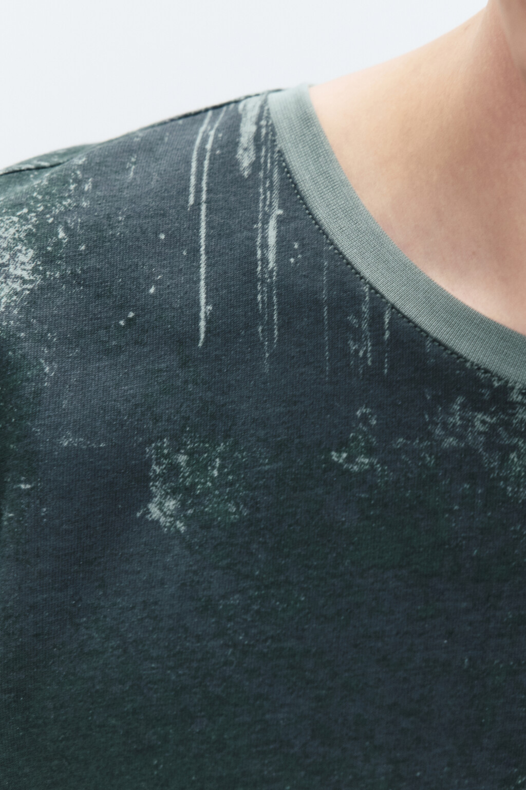 Футболка хлопковая с принтом-абстракцией - цвет зеленый - 6