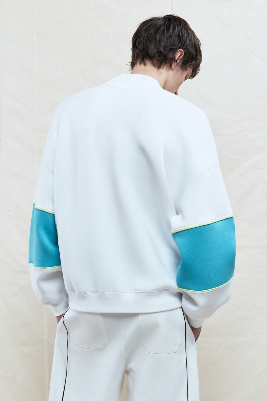 Свитшот oversize с принтом в спортивном стиле - цвет белый - 4