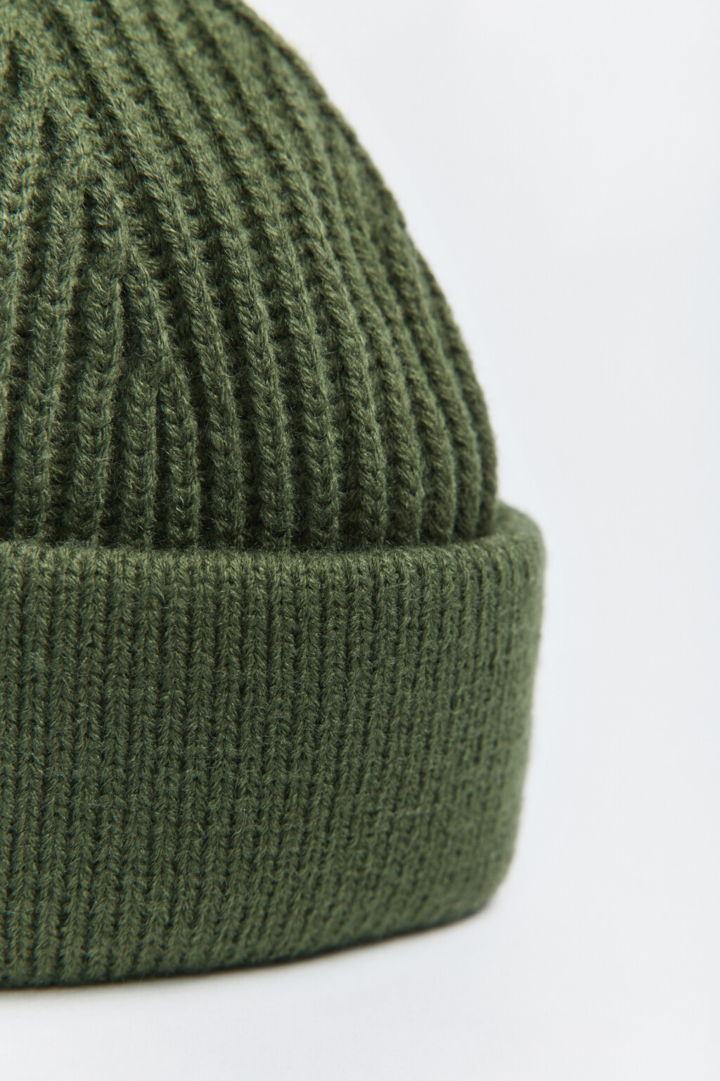 Шапка-бини короткая вязаная в рубчик - цвет зеленый - 2