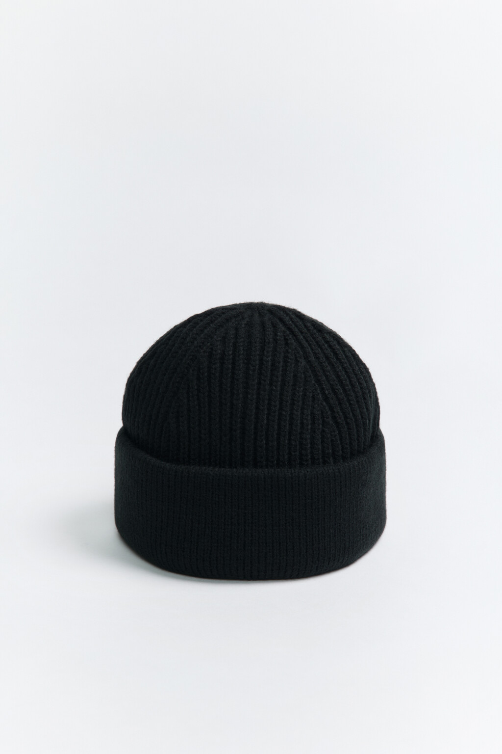 Шапка-бини короткая вязаная в рубчик - цвет черный - 1