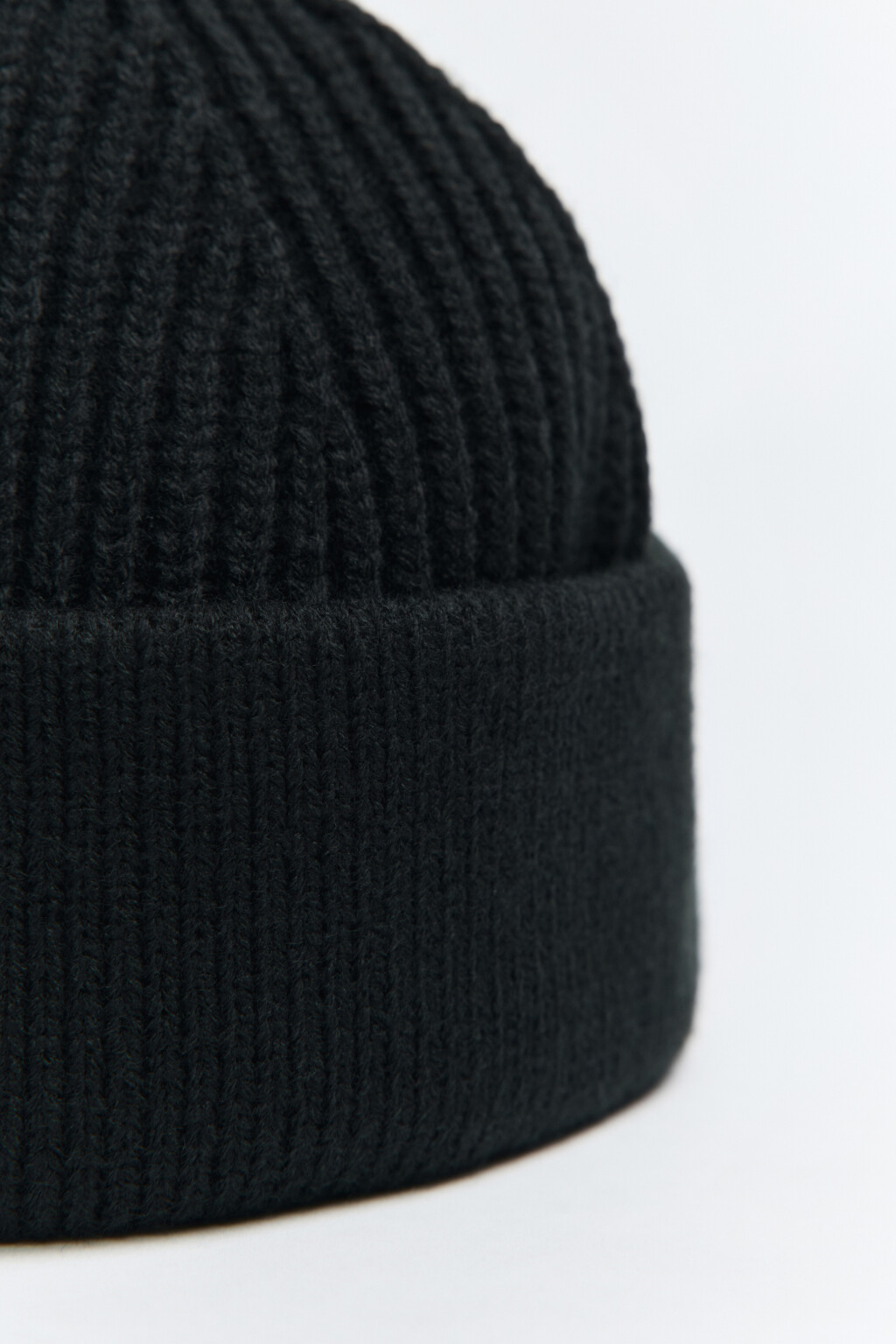 Шапка-бини короткая вязаная в рубчик - цвет черный - 2