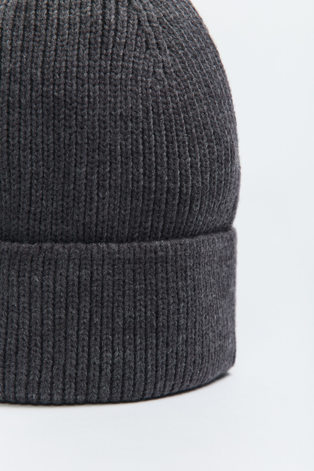Шапка-бини вязаная в рубчик - цвет серый - 2