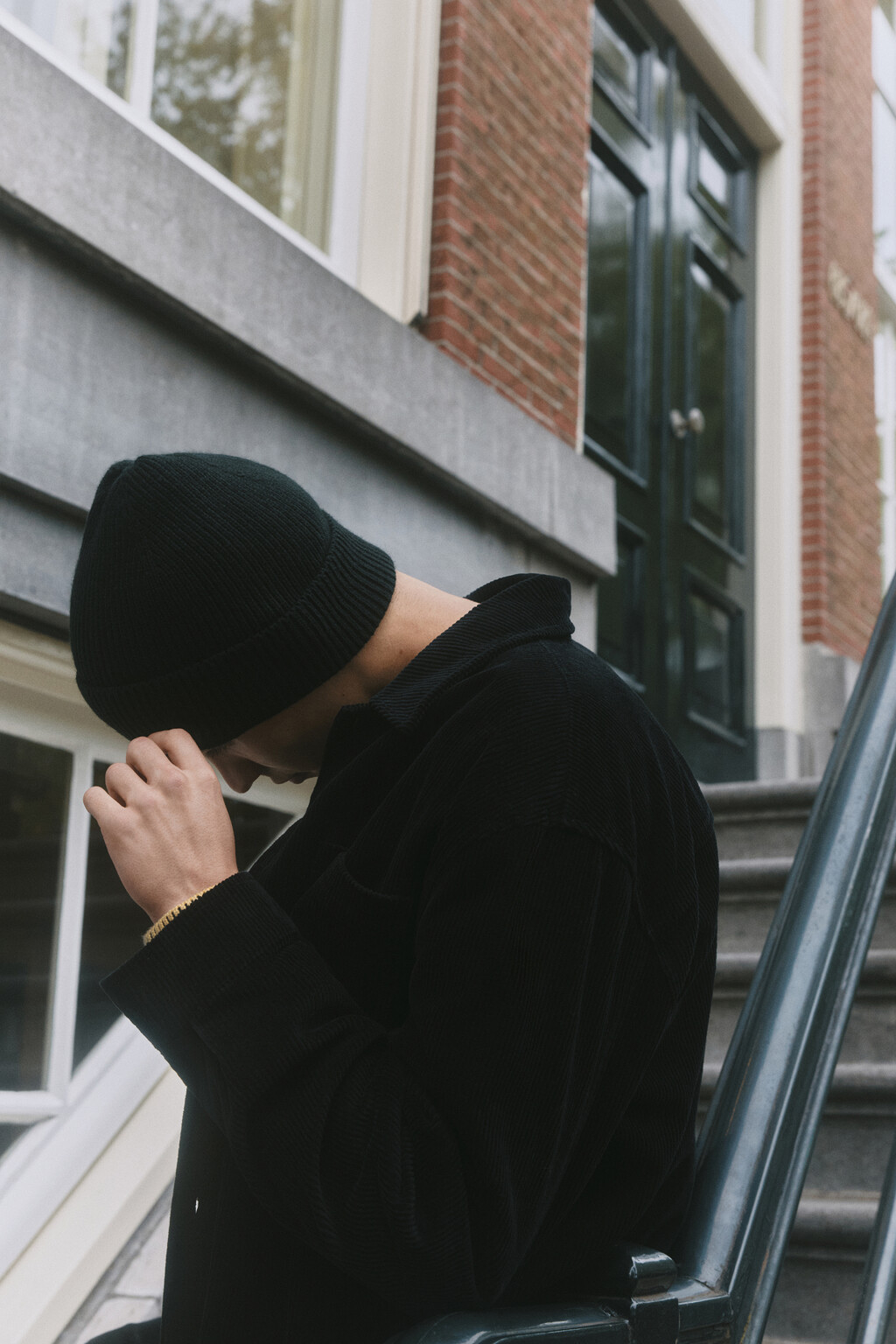 Шапка-бини вязаная в рубчик - цвет черный - 3