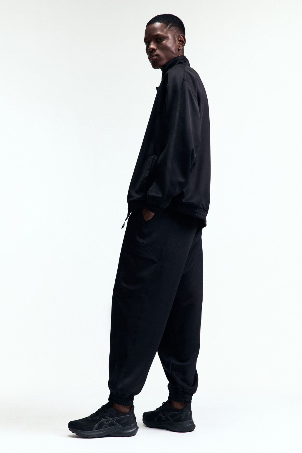 Брюки-джоггеры спортивные с накладными карманами - цвет черный - 1