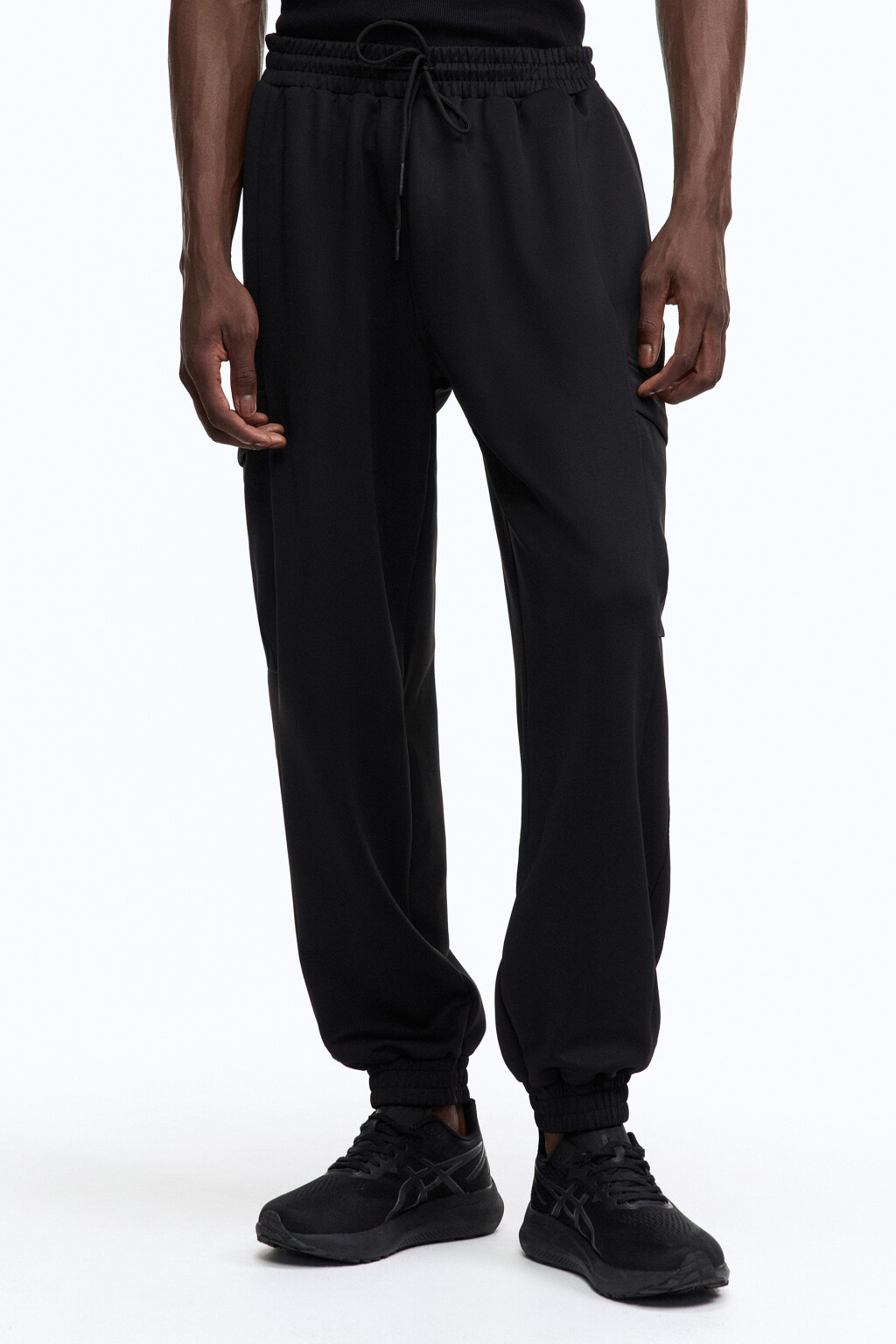 Брюки-джоггеры спортивные с накладными карманами - цвет черный - 2