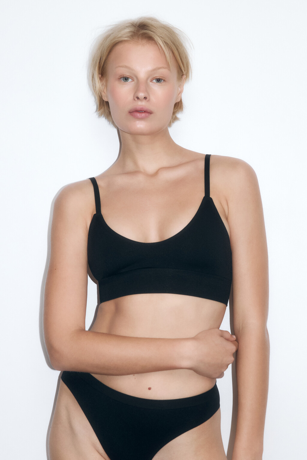 Бюстгальтер-топ бесшовный на тонких бретелях - цвет черный - 2