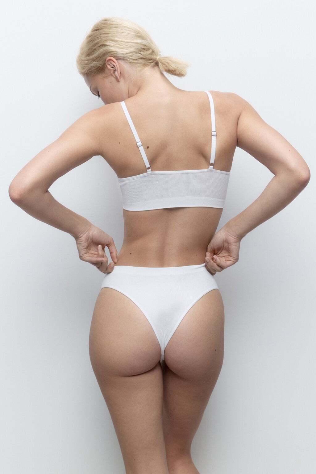 Трусы-танга бесшовные в рубчик - цвет белый - 1