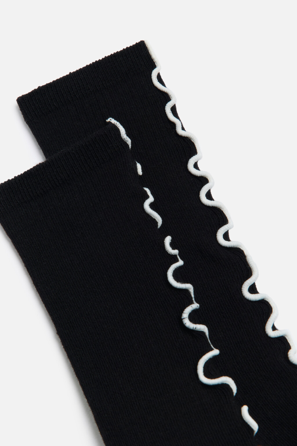 Носки высокие с контрастными оборками - цвет черный - 3