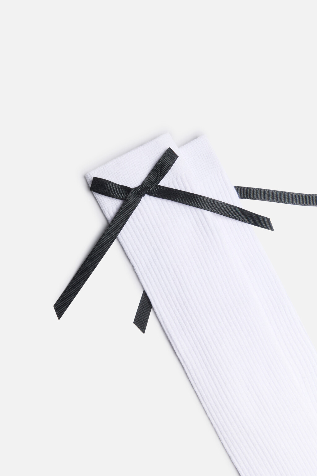 Гольфы в рубчик с атласными бантиками - цвет белый - 2