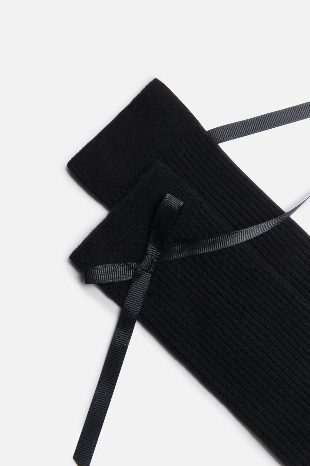 Гольфы в рубчик с атласными бантиками - цвет черный - 2