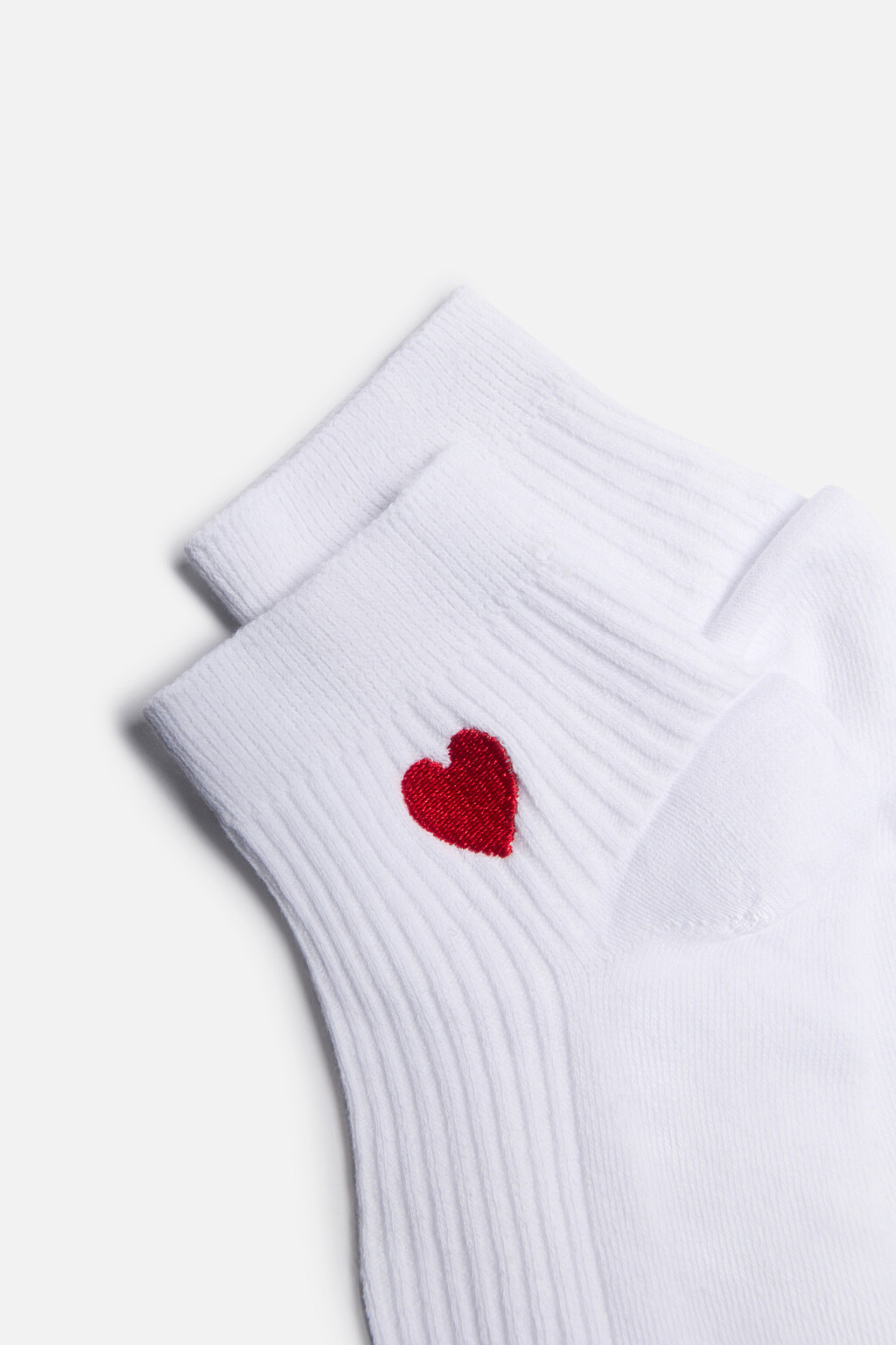 Носки короткие с вышитым сердечком - цвет белый - 2