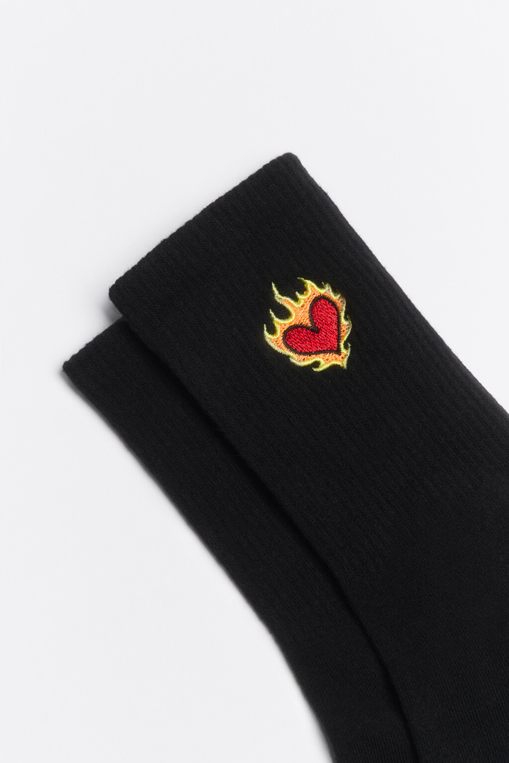 Носки высокие с вышитым сердечком - цвет черный - 2