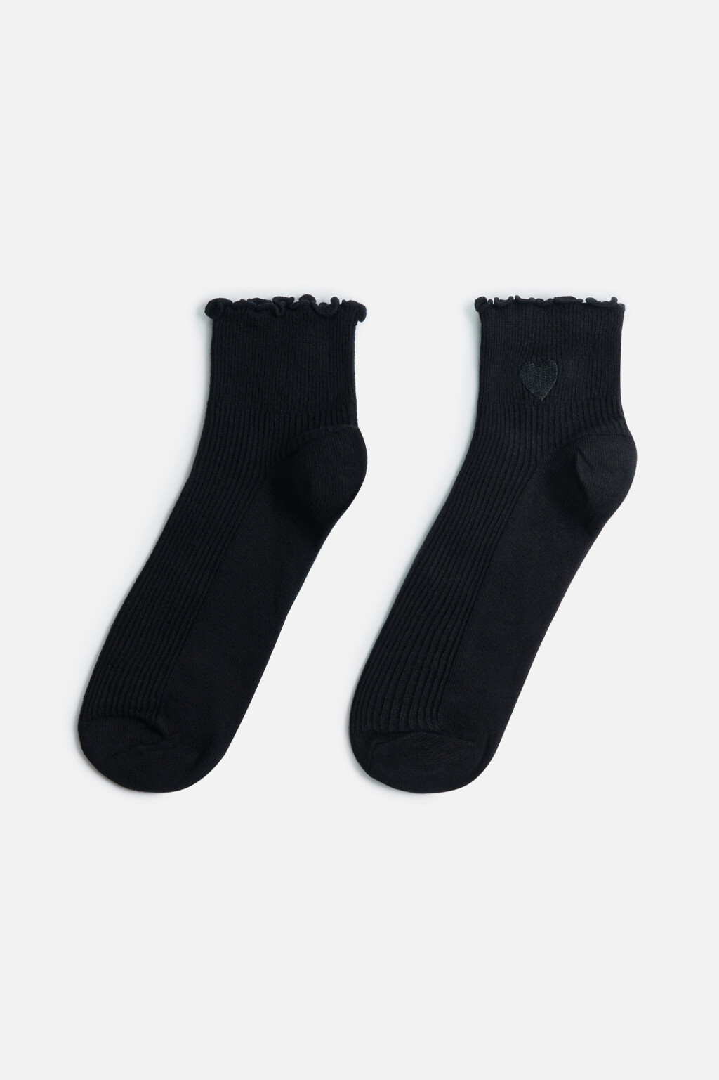 Носки короткие с оборками и сердечком - цвет черный - 1