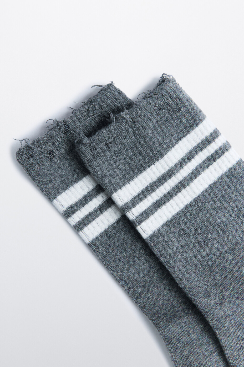 Носки высокие с рваными краями - цвет серый - 2
