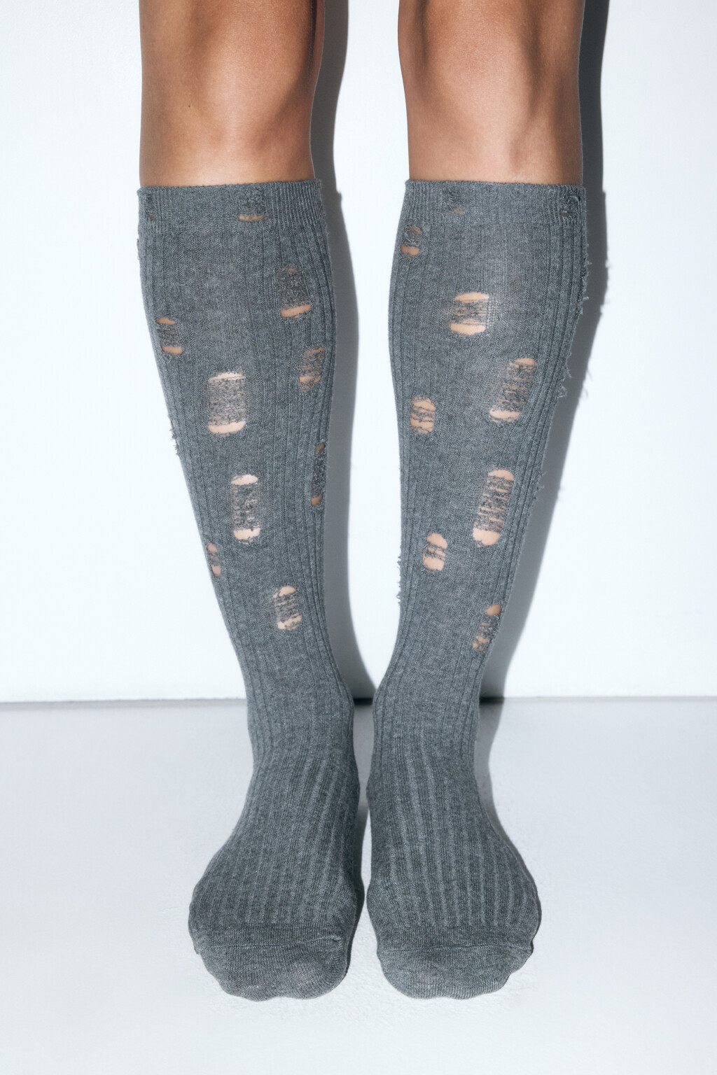 Гольфы до колена рваные в рубчик - цвет серый - 5