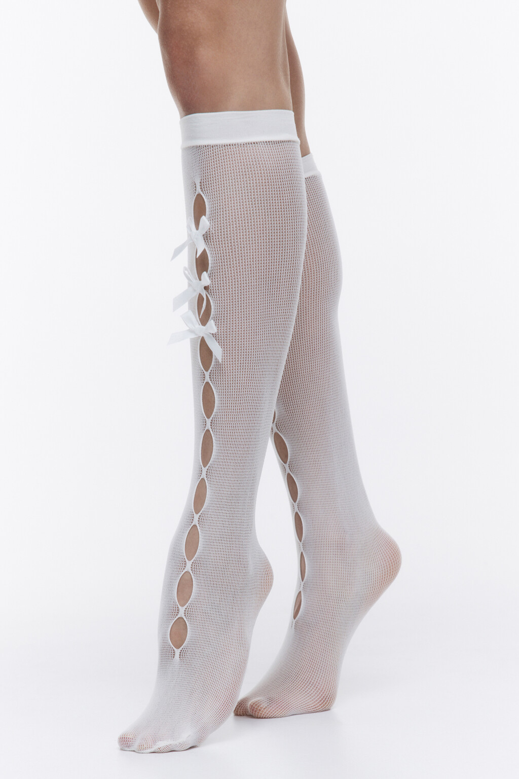 Гольфы сетчатые с разрезами и бантиками - цвет белый - 1