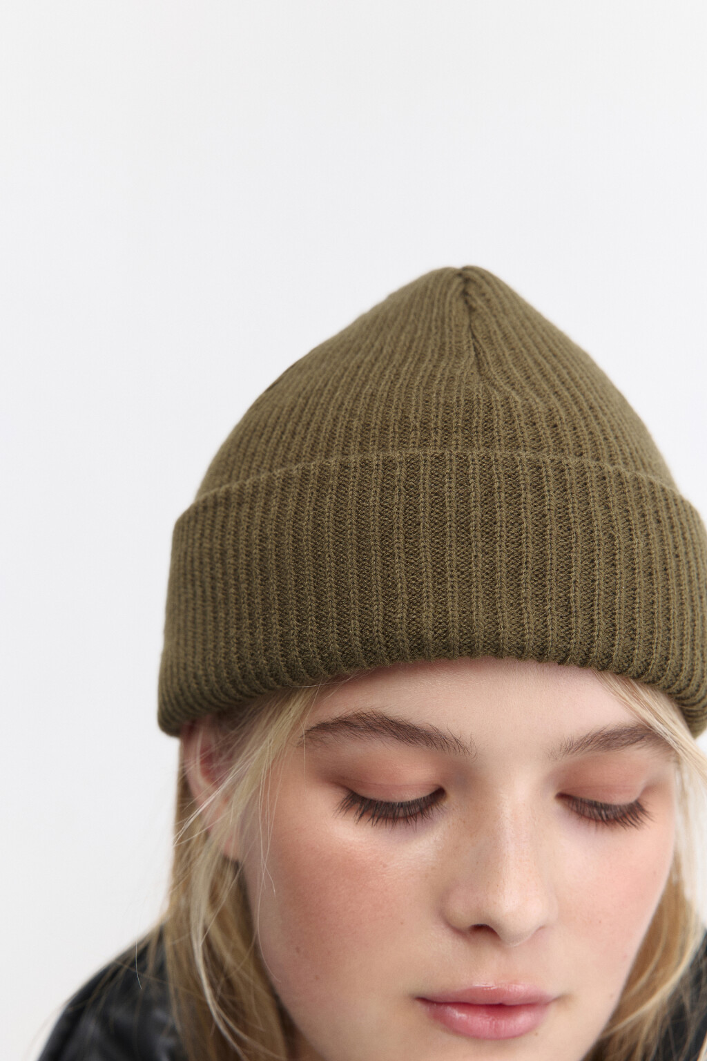 Шапка-бини вязаная в рубчик - цвет зеленый - 3