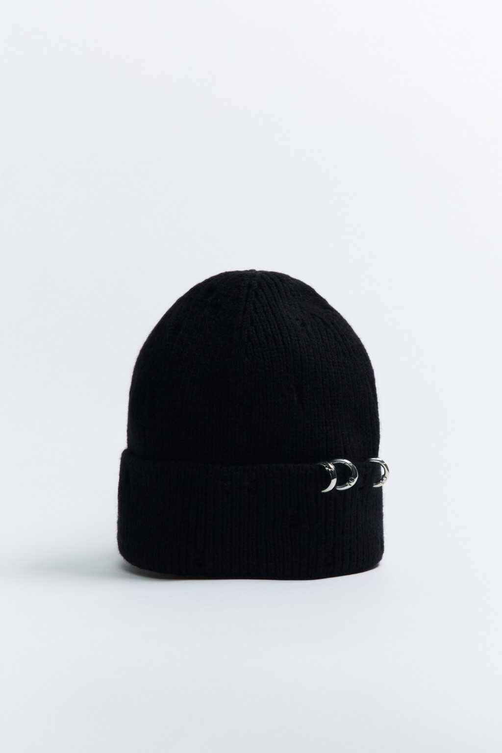 Шапка-бини вязаная с металлическим пирсингом - цвет черный - 1