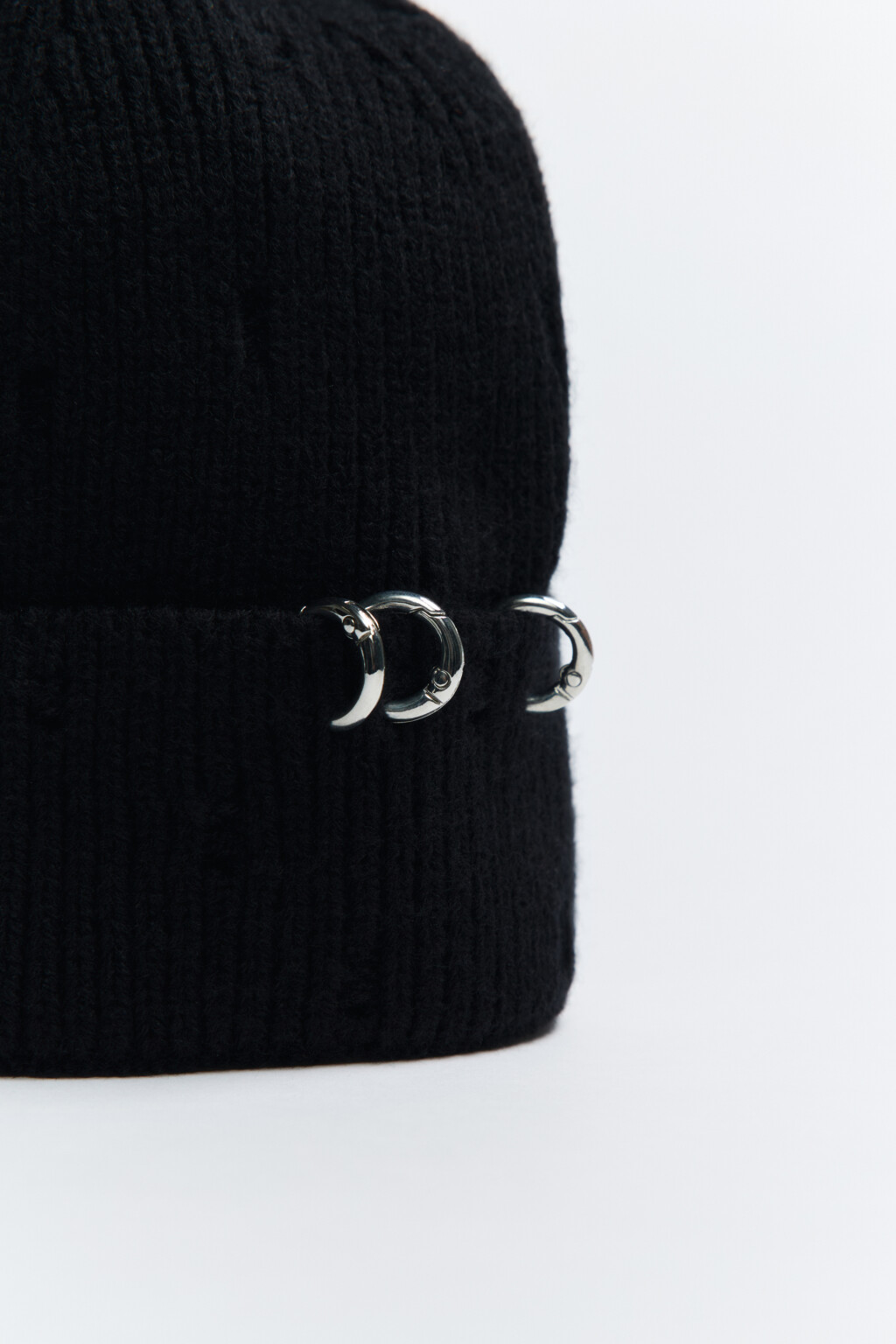 Шапка-бини вязаная с металлическим пирсингом - цвет черный - 2