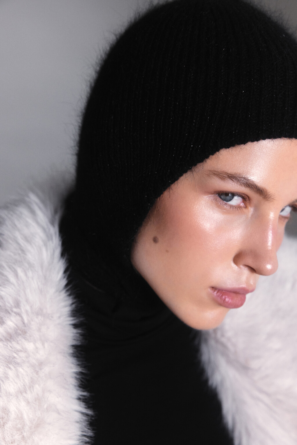 Шапка-чепчик с завязками и люрексом - цвет черный - 4