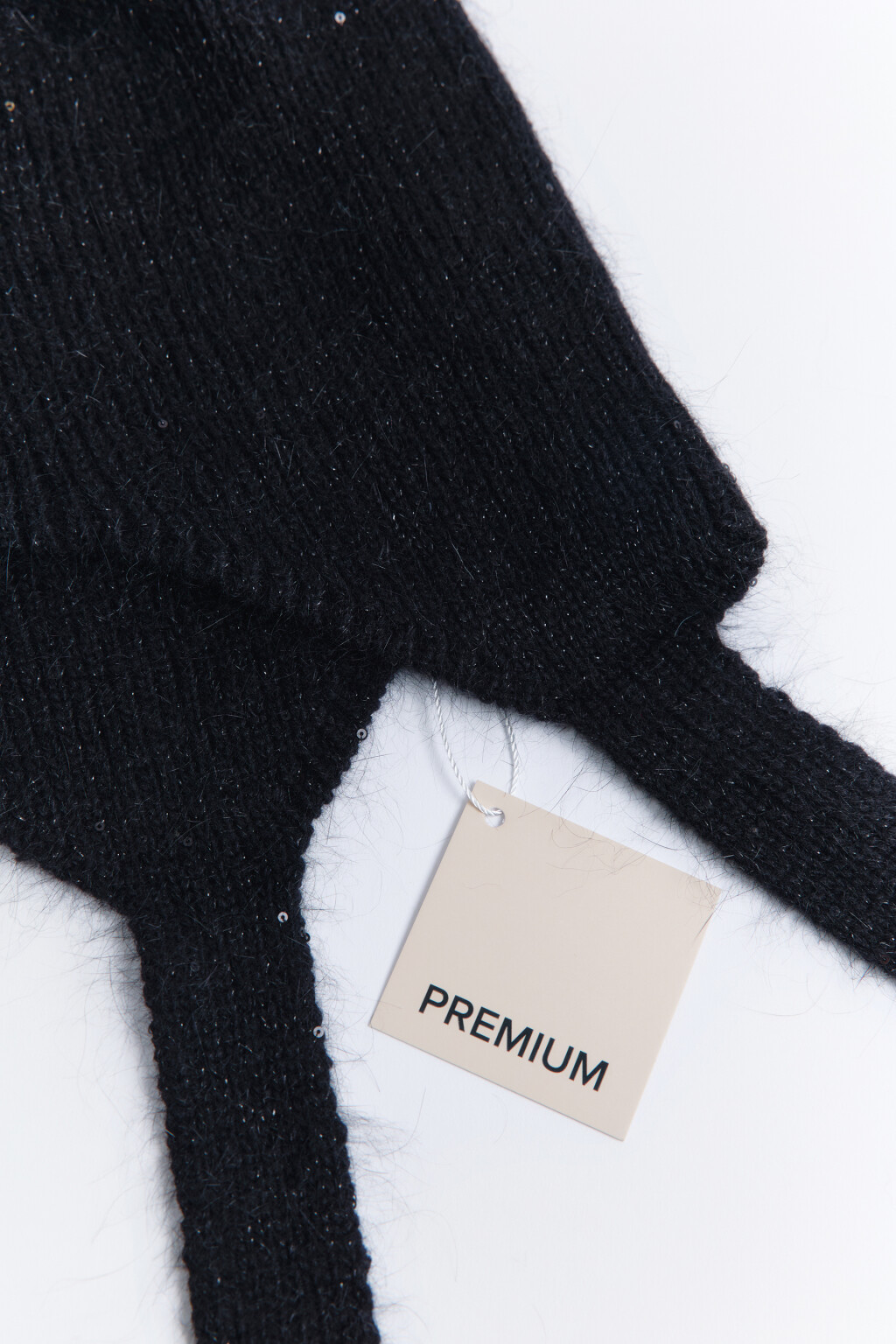 Шапка-чепчик с завязками и люрексом - цвет черный - 3