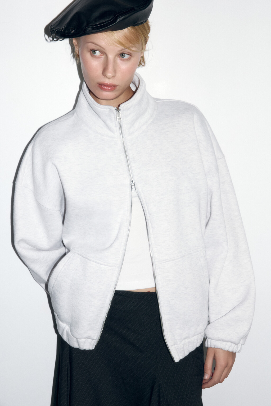 Берет круглый с металлическим пирсингом - цвет черный - 3